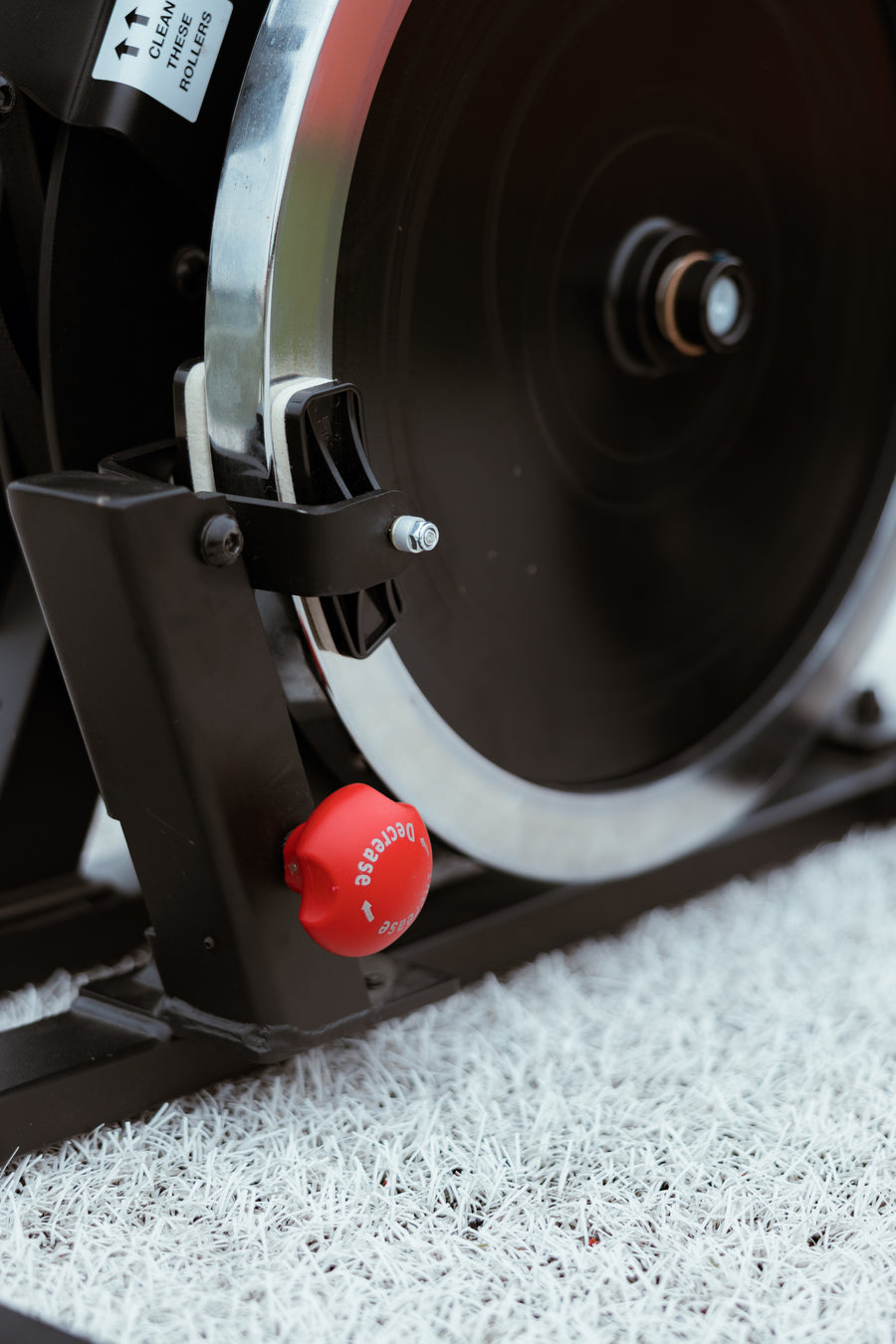 Mechanical Resistance: A flywheel and friction-based resistance system responds smoothly to the athlete’s speed and effort.
